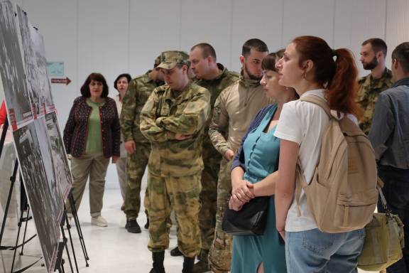 В Белгороде открылась фотовыставка «Летописцы истории. Спираль времени в объективе фотокамер»