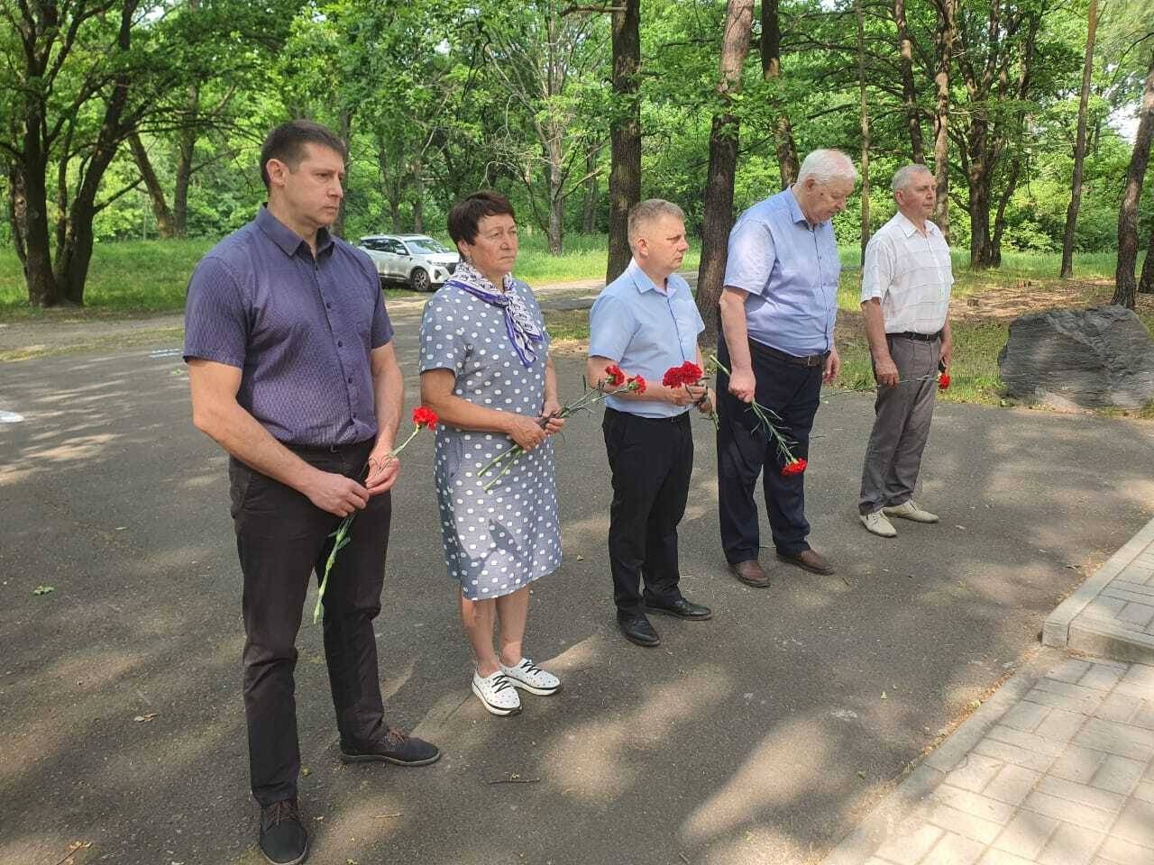 Представитель РО РВИО Александр Манжосов принял участие в возложении цветов к братской могиле защитников станции Курск