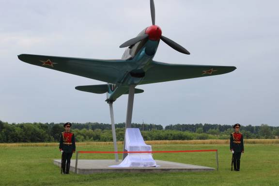 В селе Ольховатка Поныровского района, состоялось торжественное открытие памятника летчикам 16-й Воздушной армии