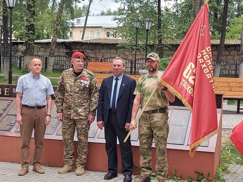 Передача знамени Молотовской танковой бригады в город Горнозаводск