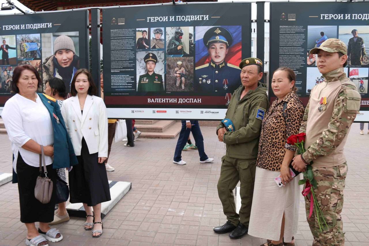 В Кызыле открыта фотовыставка «Герои и подвиги»