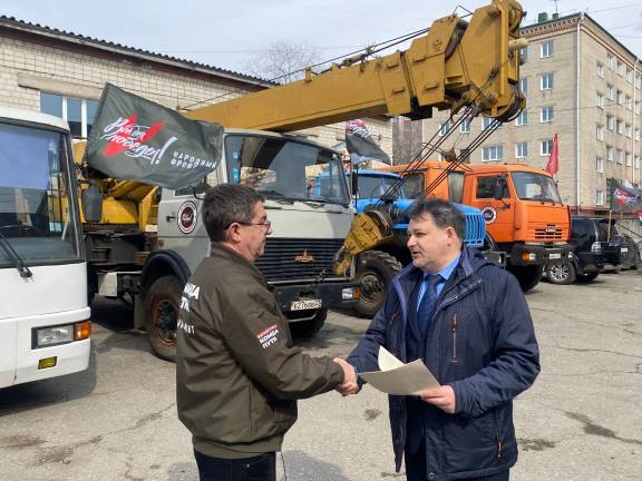 Под эгидой РО РВИО в Хабаровском крае ДВГУПС передал автобусы и спецтехнику для новых регионов в рамках акции Общероссийского народного фронта «За победу!».