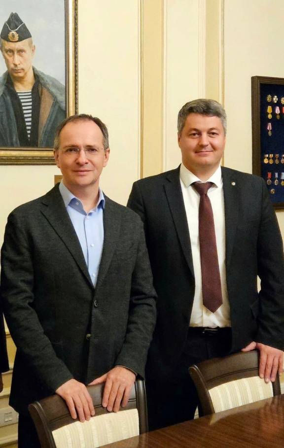 24.10.2023г. состоялась встреча ректора ДВГУПС, председателя РО РВИО в Хабаровском крае Владимира Буровцева с помощником Президента РФ, председателем Российского военно-исторического общества Владимиром Мединским.