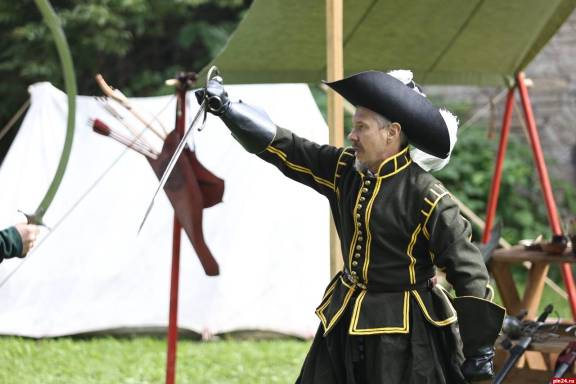 Постановочные сражения реконструкторов состоялись на псковском празднике «Воевода Шуйский»