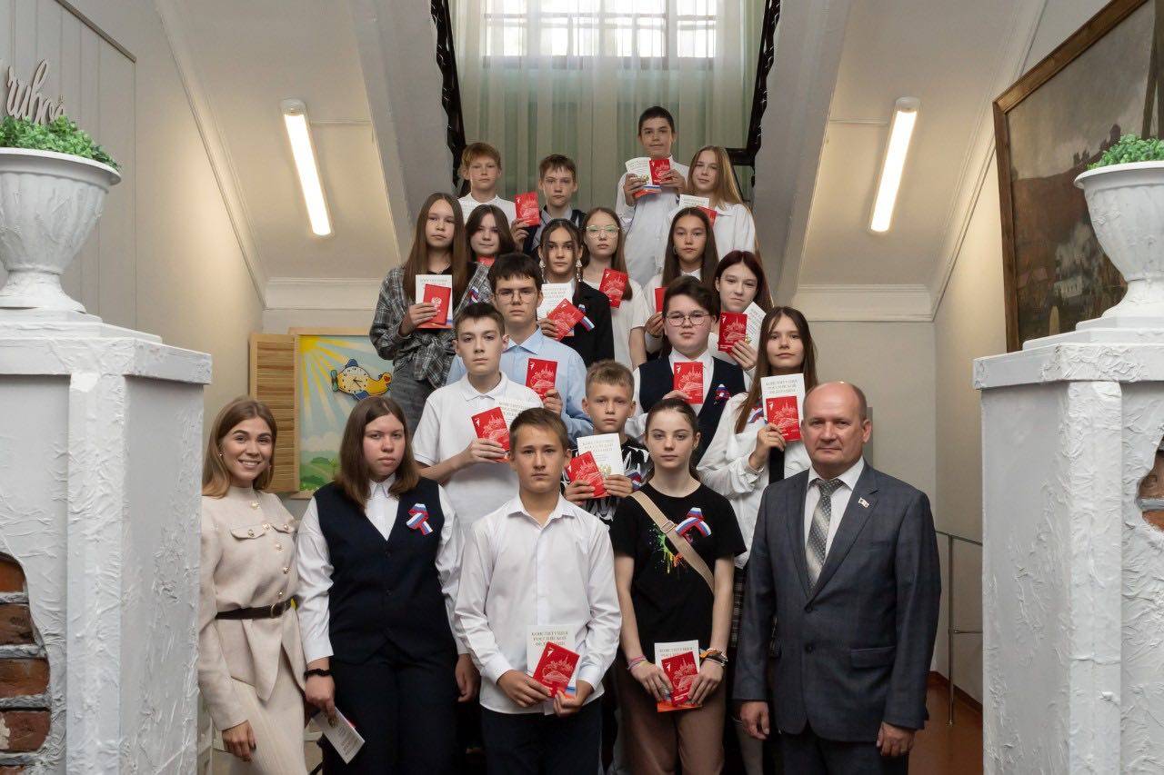 В День Государственного флага в Сарапуле прошла акция "Мы - граждане России!"