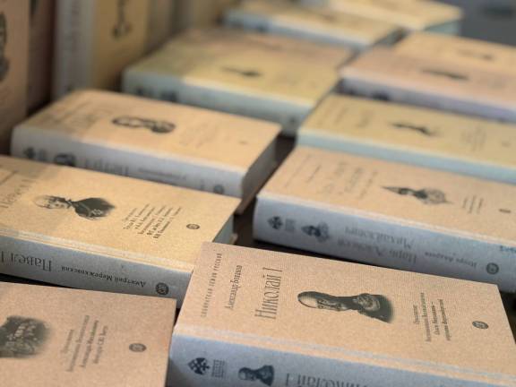 Нижегородское отделение РВИО передало 14 комплектов книг "Собиратели Земли Русской" в школы Харцызска