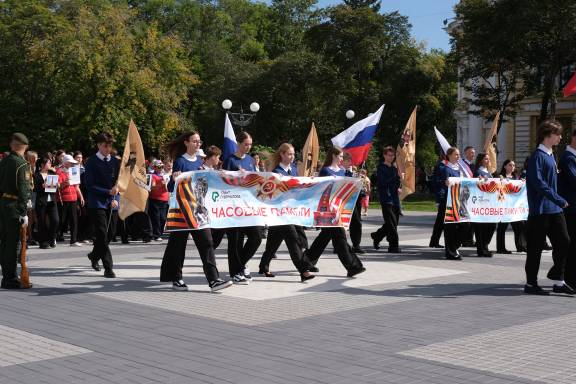 В память о героях Второй мировой войны в Благовещенске возложили цветы, состоялся марш «Часовых памяти» и акция «Цветы на воде»