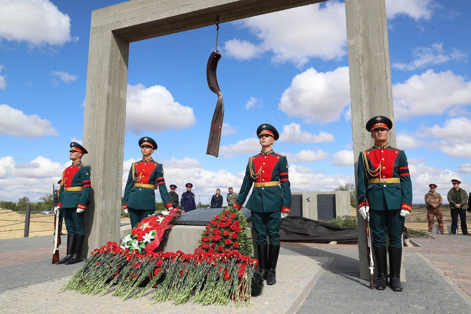 В Волгоградской области открыли мемориал на месте бывшего лагеря советских военнопленных