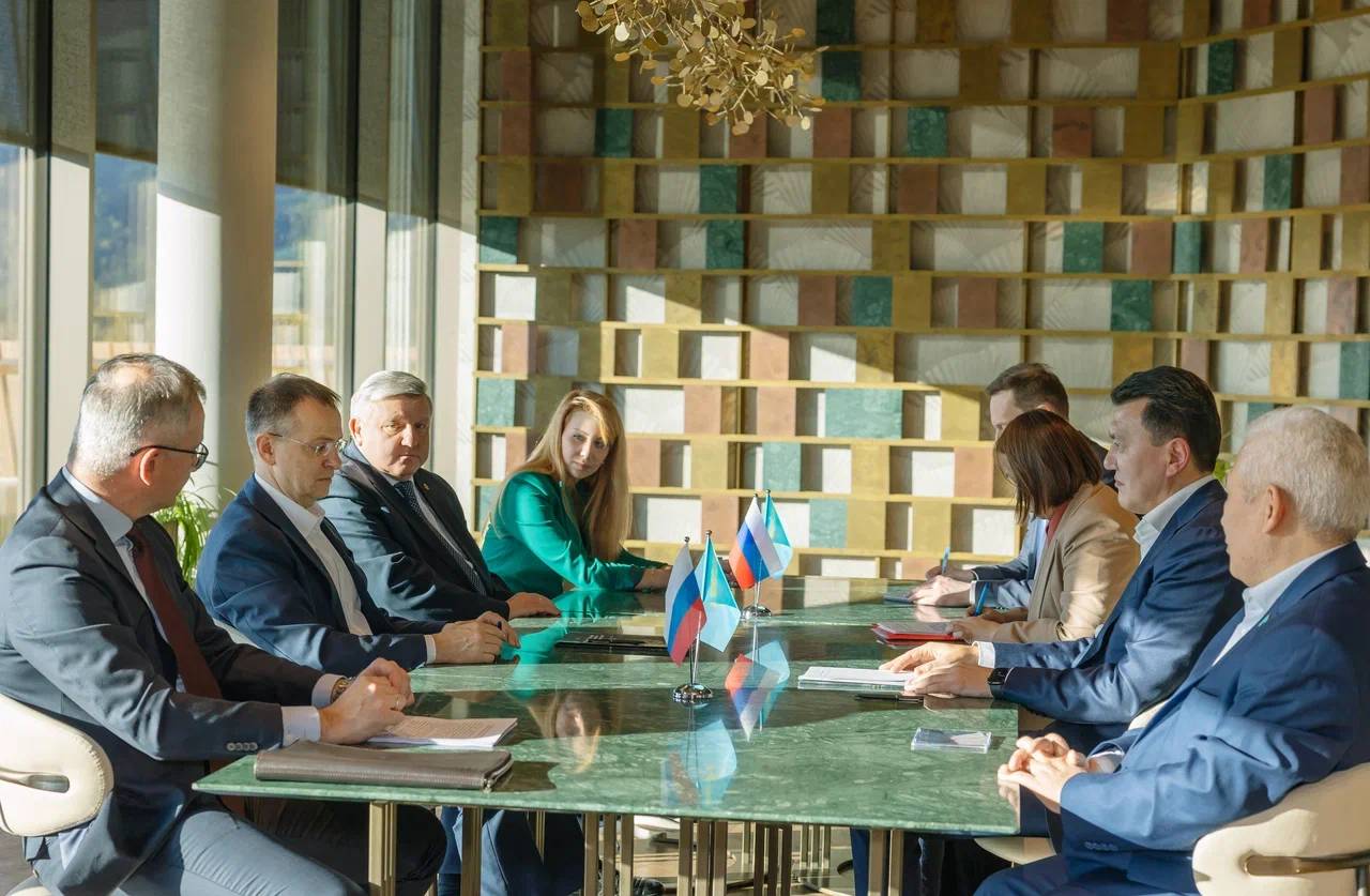 В Горно-Алтайске состоялась встреча Владимира Мединского и Ерлана Карина