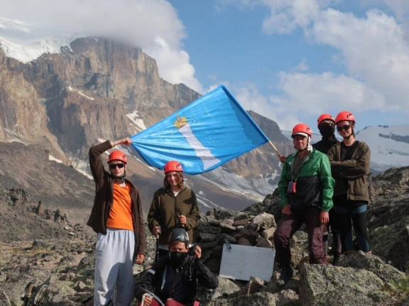 Студенты из Ульяновска  установили мемориальную доску на перевале Бурунташ (3086 м) Приэльбрусья в память о защитниках Кавказа во время Великой Отечественной войны.
