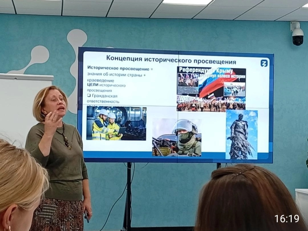 В преддверии нового учебного года   член УРО РВИО, лектор общества «Знание», профессор УлГПУ  Марина Бравина провела мастер-класс для учителей истории города Ульяновска.