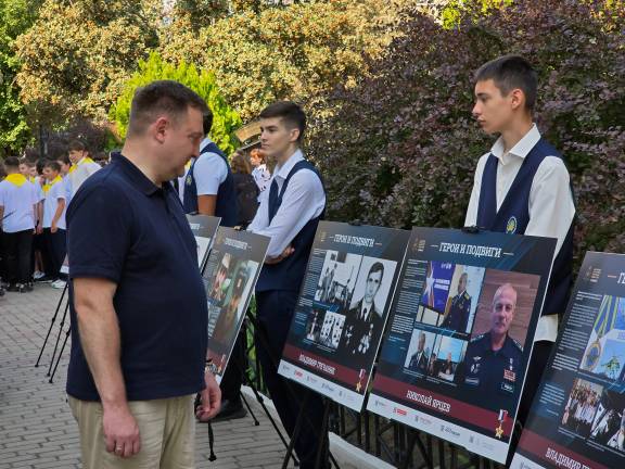 В ЛНР состоялось открытие выставки "Герои и подвиги: мои земляки – Герои России"