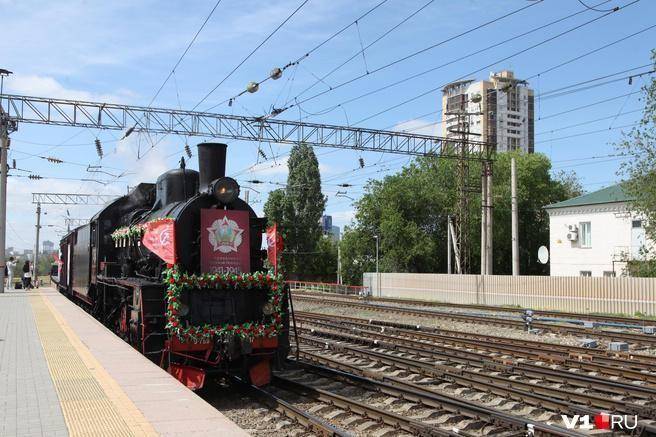 В АСТРАХАНИ ВСТРЕТИЛИ РЕТРО ПОЕЗД "ВОИНСКИЙ ЭШЕЛОН"