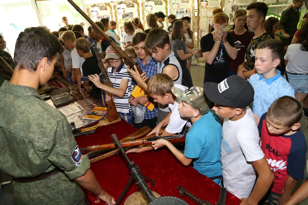 В АСТРАХАНСКОЙ ОБЛАСТИ ОТКРЫЛАСЬ СМЕНА В ВОЕННО-ИСТОРИЧЕСКОМ ЛАГЕРЕ ДЛЯ ПОДРОСТКОВ «СЛУЖУ РОССИИ»