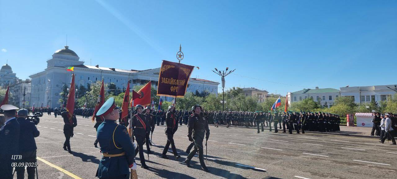 Забайкальский фронт впервые под штандартом фронта прошел по центральной площади Читы.