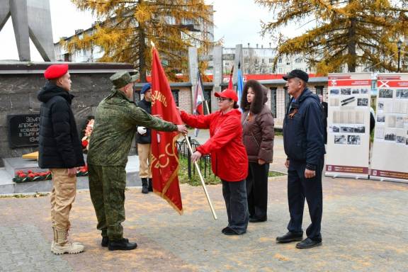Передача знамени Молотовской танковой бригады в Александровск
