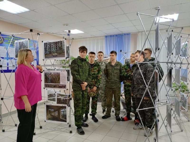 В Ульяновске на базе Учебно-методического центра военно-патриотического воспитания «Авангард» имени Героя Советского Союза А. Матросова в эти дни экспонируется фотовыставка «СВОИ» - проект ИД «Ульяновская правда» при поддержке РО РВИО