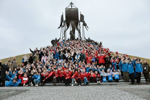 Более 400 ребят со всей Псковской области приняли участие в историческом фестивале «Дружина Первых» в Самолве.