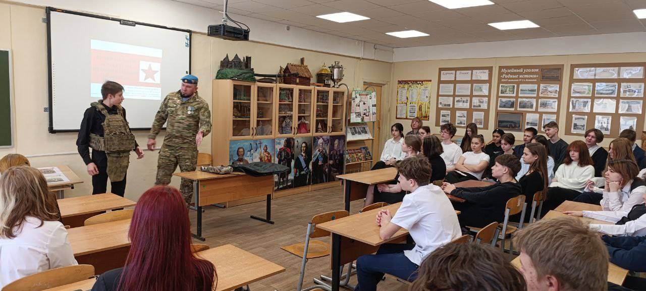 Гость с позывным «Клин» провёл урок мужества в гимназии № 5 Конаково