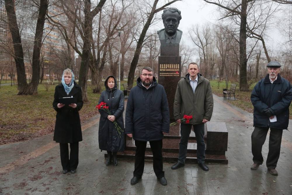 Возложение цветов к памятнику Ю. Н. Калачникову в Перми
