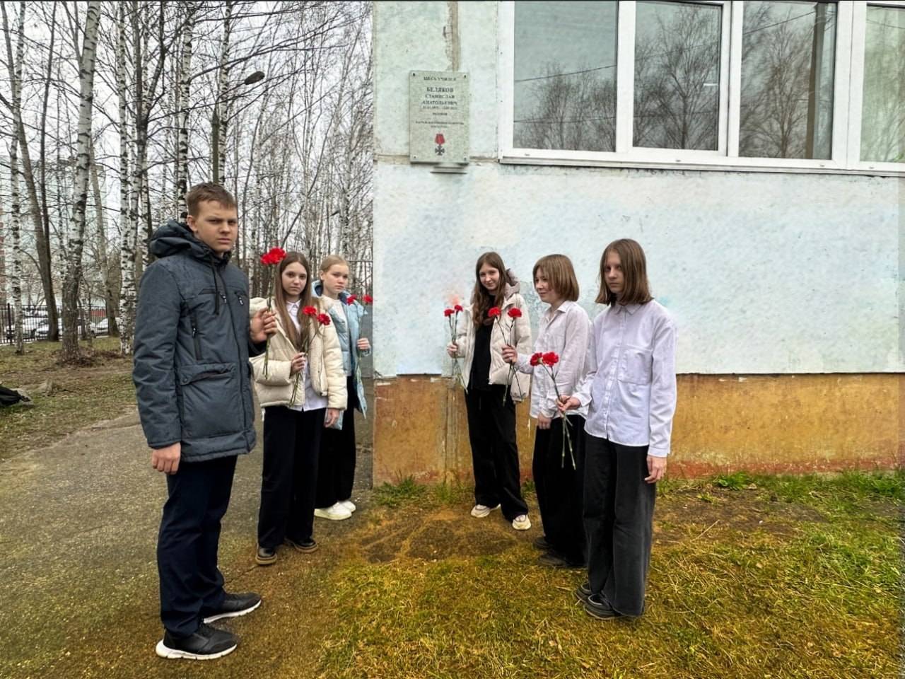 Уборка в зоне мемориальной доски