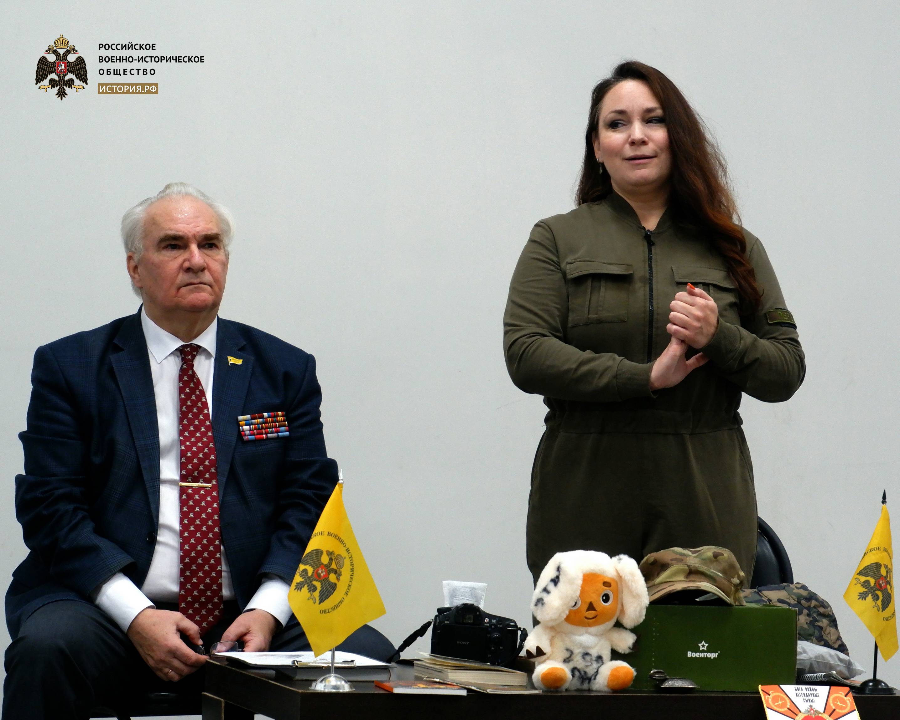 ЯРО РВИО организовало встречу студентов колледжей с военкором СВО Оксаной Виноградовой