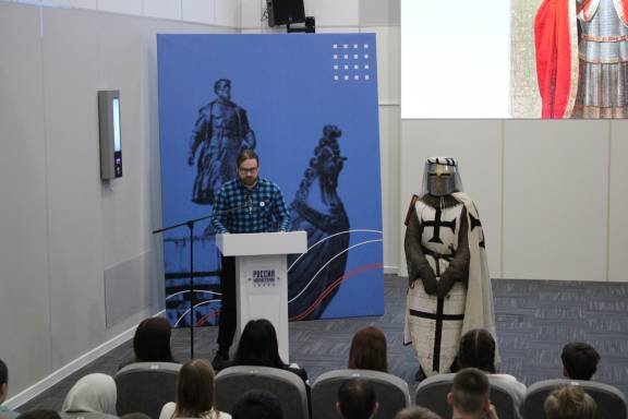 Образ военачальника: школьники приняли участие в мероприятии ко Дню воинской славы