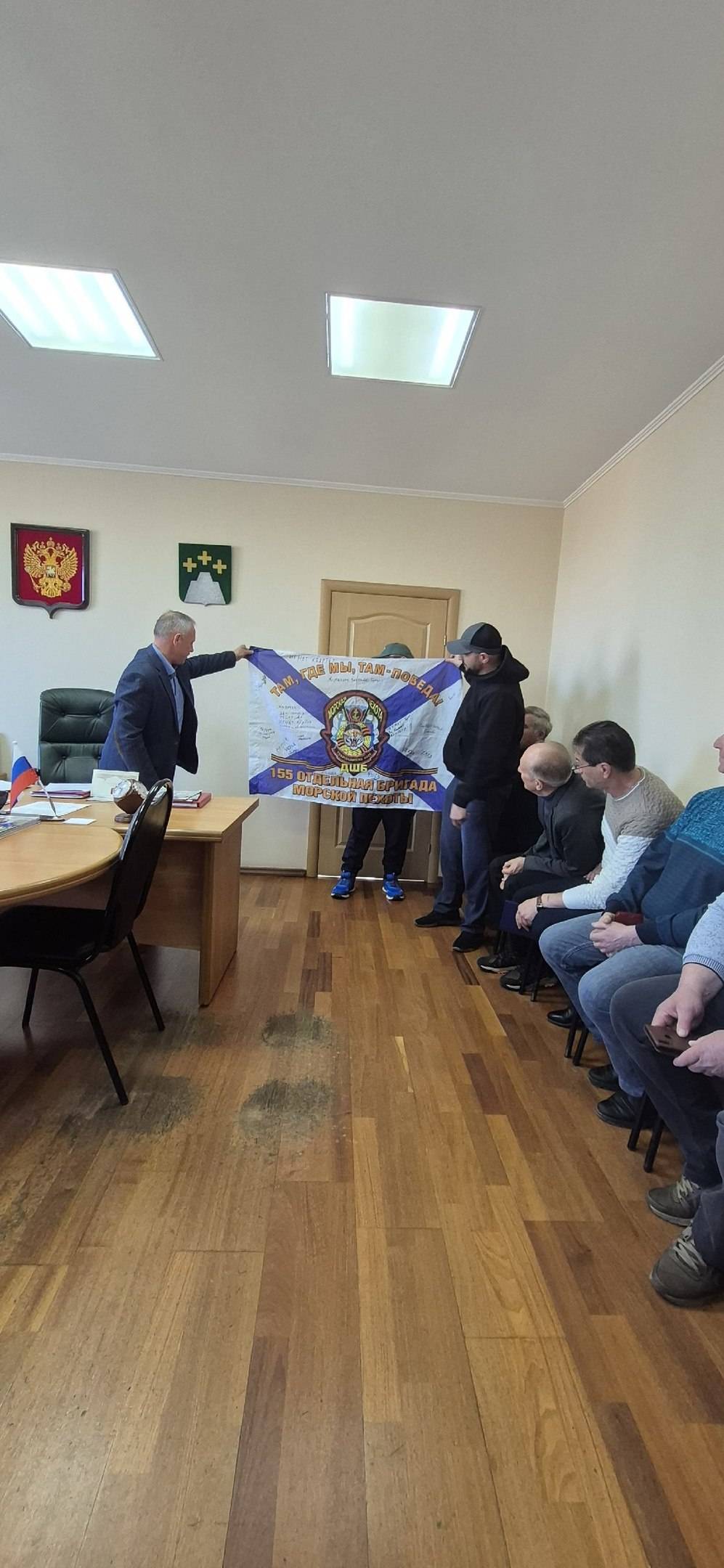 Главе округа передали знамя и благодарность за помощь участникам СВО