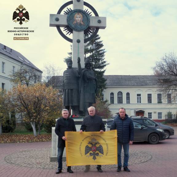 Руководители ЯРО РВИО возложили в Ярославле цветы к памятнику Минину и Пожарскому
