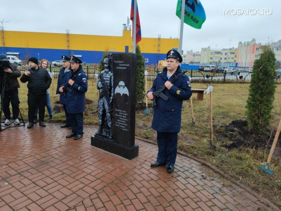 1 ноября в Ульяновске в парке имени генерала армии В.Ф.Маргелова открылись сразу два памятника - воинам-десантникам и десантникам-разведчикам.
