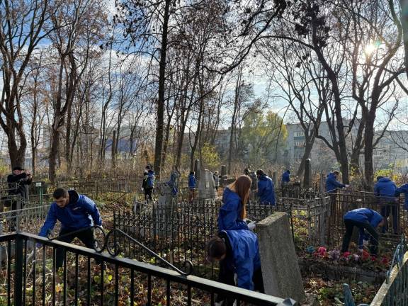 Курские студенты приняли участие в субботнике на Никитском кладбище