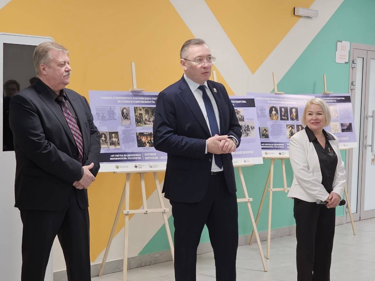 В День Конституции России в Йошкар-Оле прошла выставка «Защита суверенитета Российского государства. История и современность»