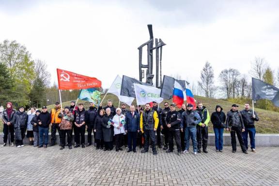 Участники Мотопробега, организованного совместно со Сбером и мотоклубом «True bankers», посетили 11 мая мемориальный комплекс Ксты Пеновского района