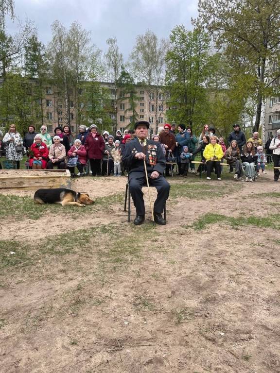 Во дворе ветерана в Конаково исполнили песни Победы