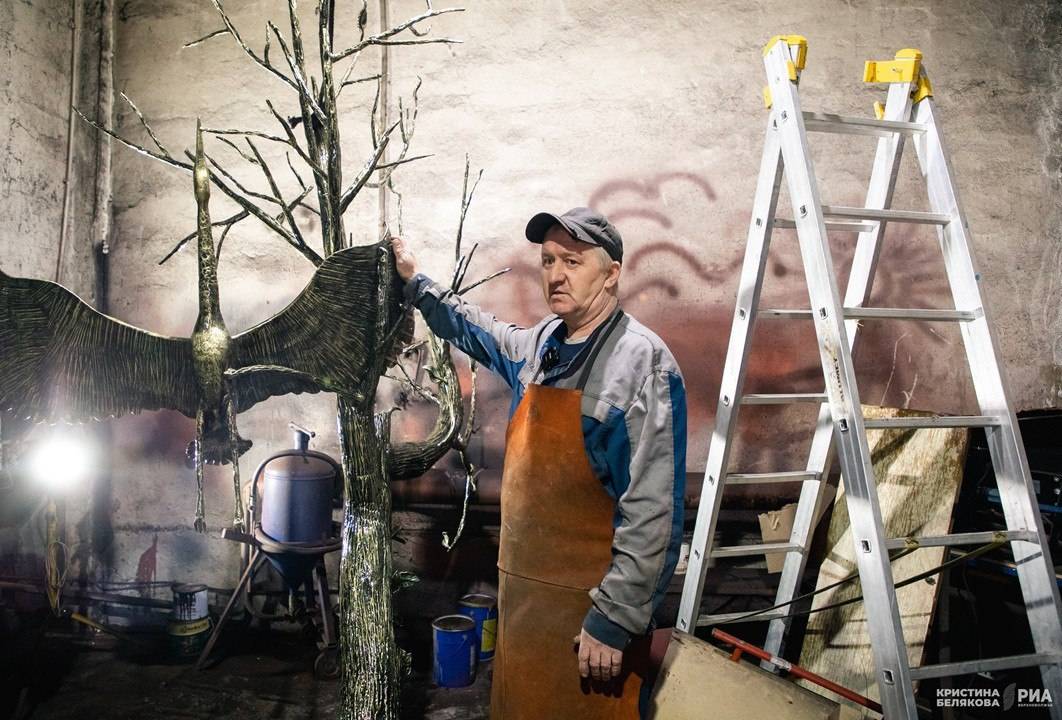 Член ТРО РВИО выковал мемориал неизвестному летчику, погибшему на войне
