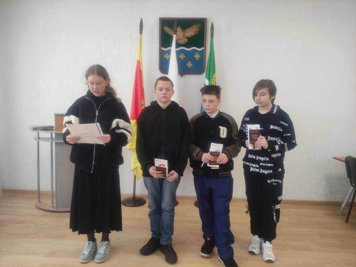 В Жарковском округе в рамках проекта "Мы - граждане России" прошла торжественная церемония вручения паспортов юным гражданам