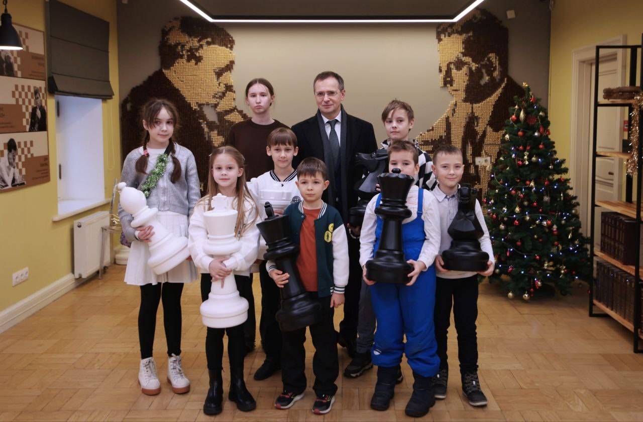 Юные шахматисты шахматной школы РВИО города Тамбова Илья и Таисия в преддверии Нового года побывали в Москве, где встретились с Председателем РВИО Владимиром Мединским.