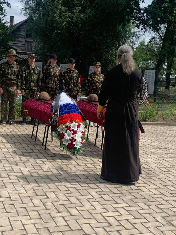 Останки одиннадцати красноармейцев перезахоронили в Жарковском округе