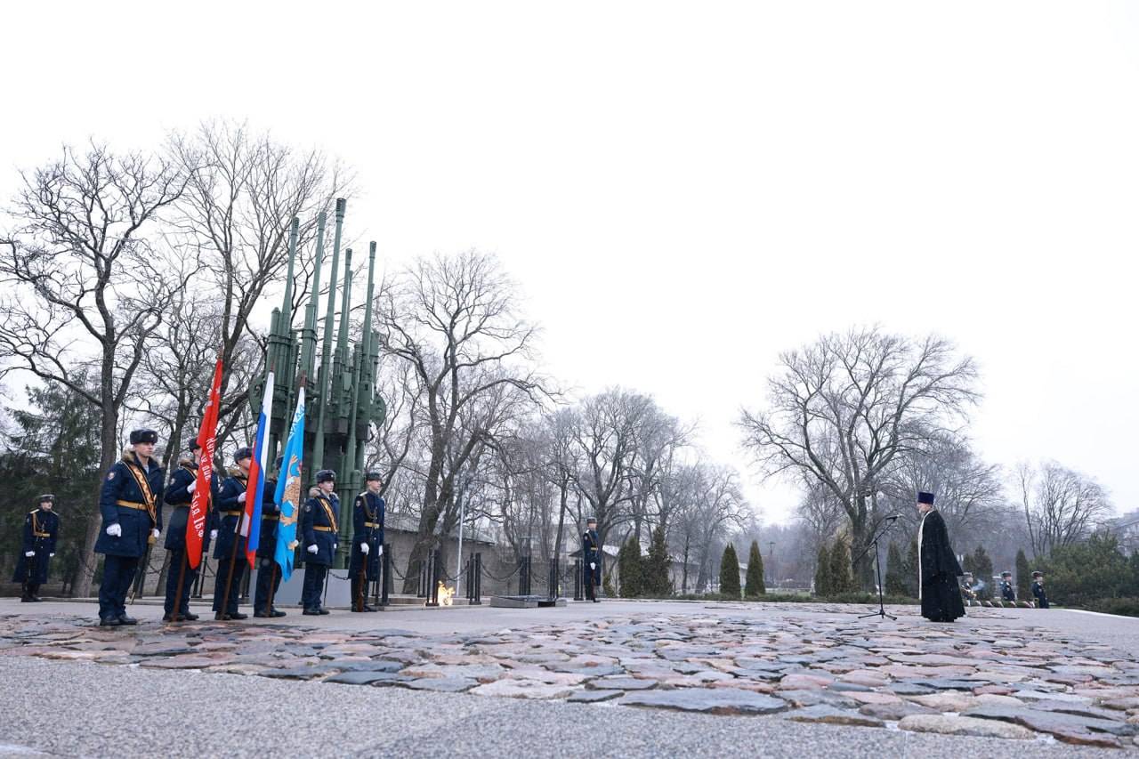 В День Неизвестного Солдата в Пскове прошла торжественно-траурная церемония