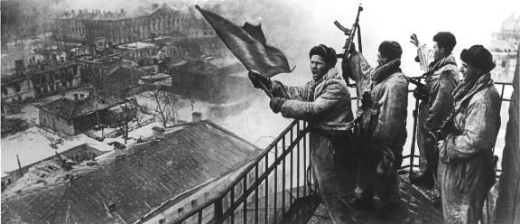 27 января 1944 года Красная армия отбросила немецкие войска от Ленинграда, полностью сняв блокаду города. Освобождение стало важнейшим событием в истории Великой Отечественной войны. Осада длилась 872 дня