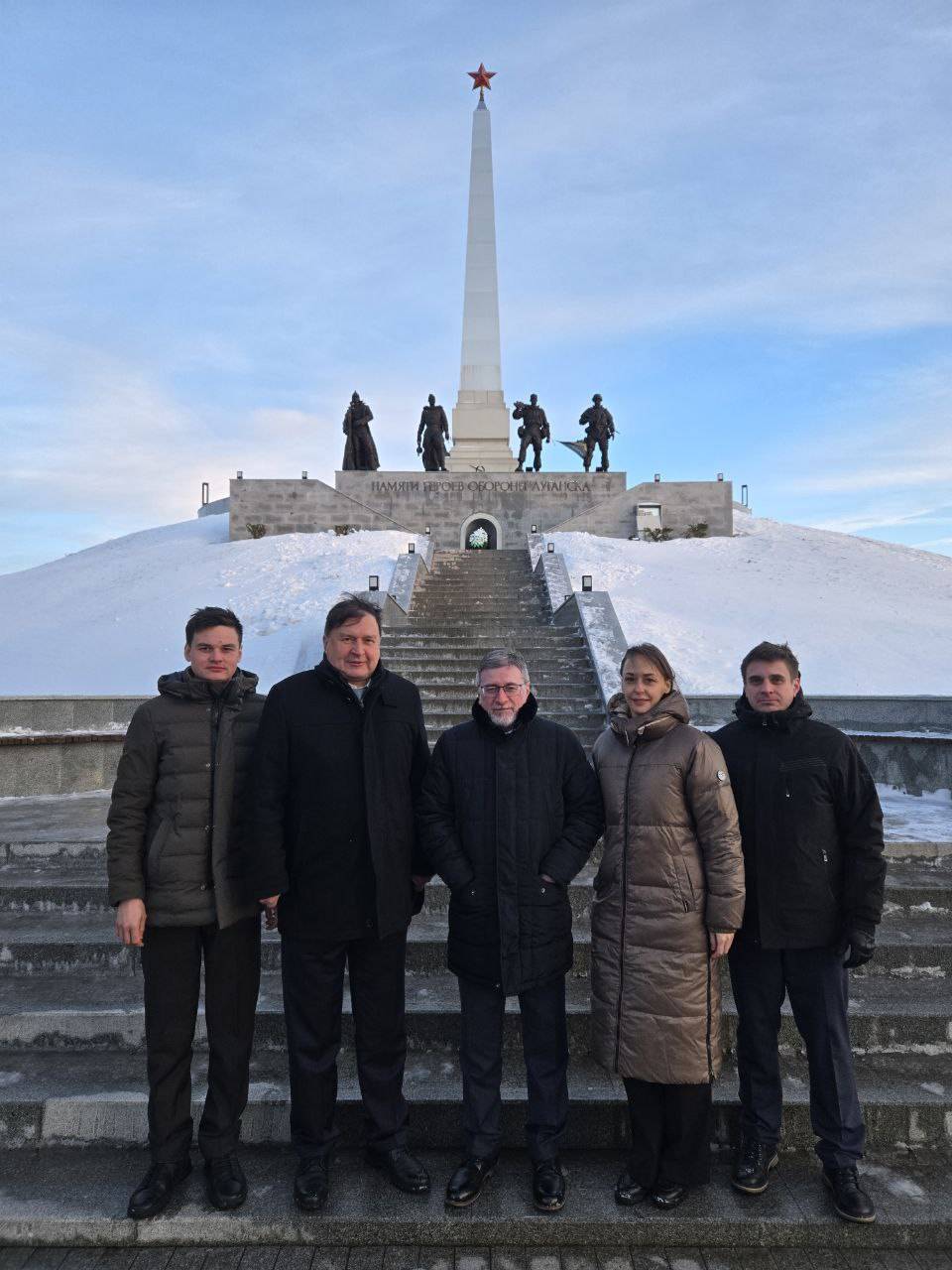 Представители Санкт-Петербургского регионального отделения РВИО посетили мемориальные комплексы в Луганске