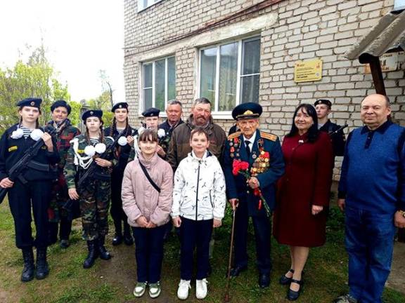 100-летнему ветерану из Весьегонска вручили почётный знак