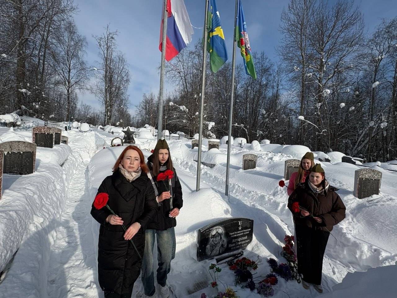 Молодежь из Тверской области возложили живые цветы к памятнику Герою РФ