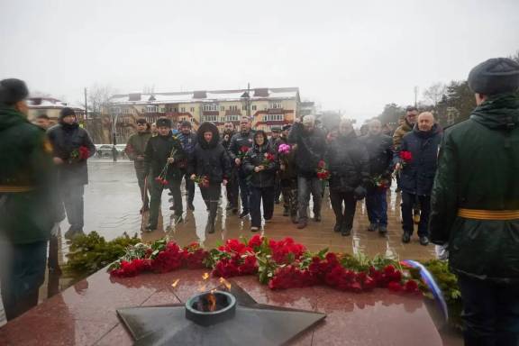 Торжественная церемония возложения цветов к мемориальному комплексу на Площади Славы