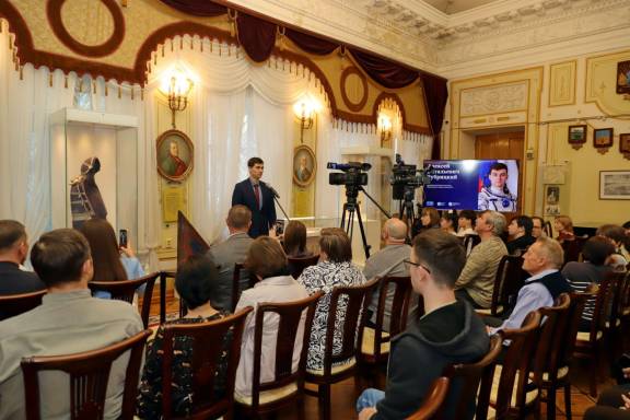 В Оренбургский губернаторский музей передали более 80 космических экспонатов