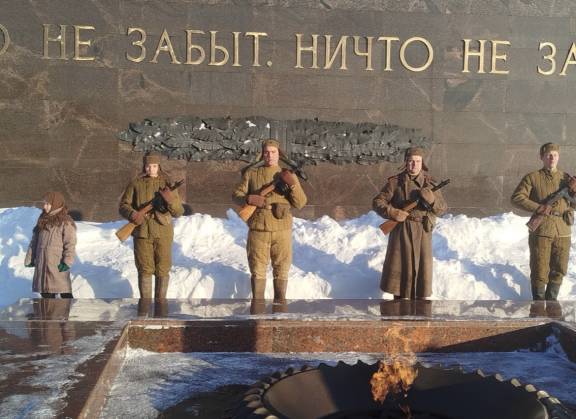 2 февраля в Ульяновске на Площади 30-летия Победы у мемориала воинской славы «Вечный огонь» состоялся митинг-реквием, посвящённый Дню воинской славы России