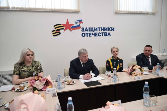 Губернатор Алексей Русских встретился с матерями участников СВО и женщинами-военнослужащими и поздравил их с 8 Марта