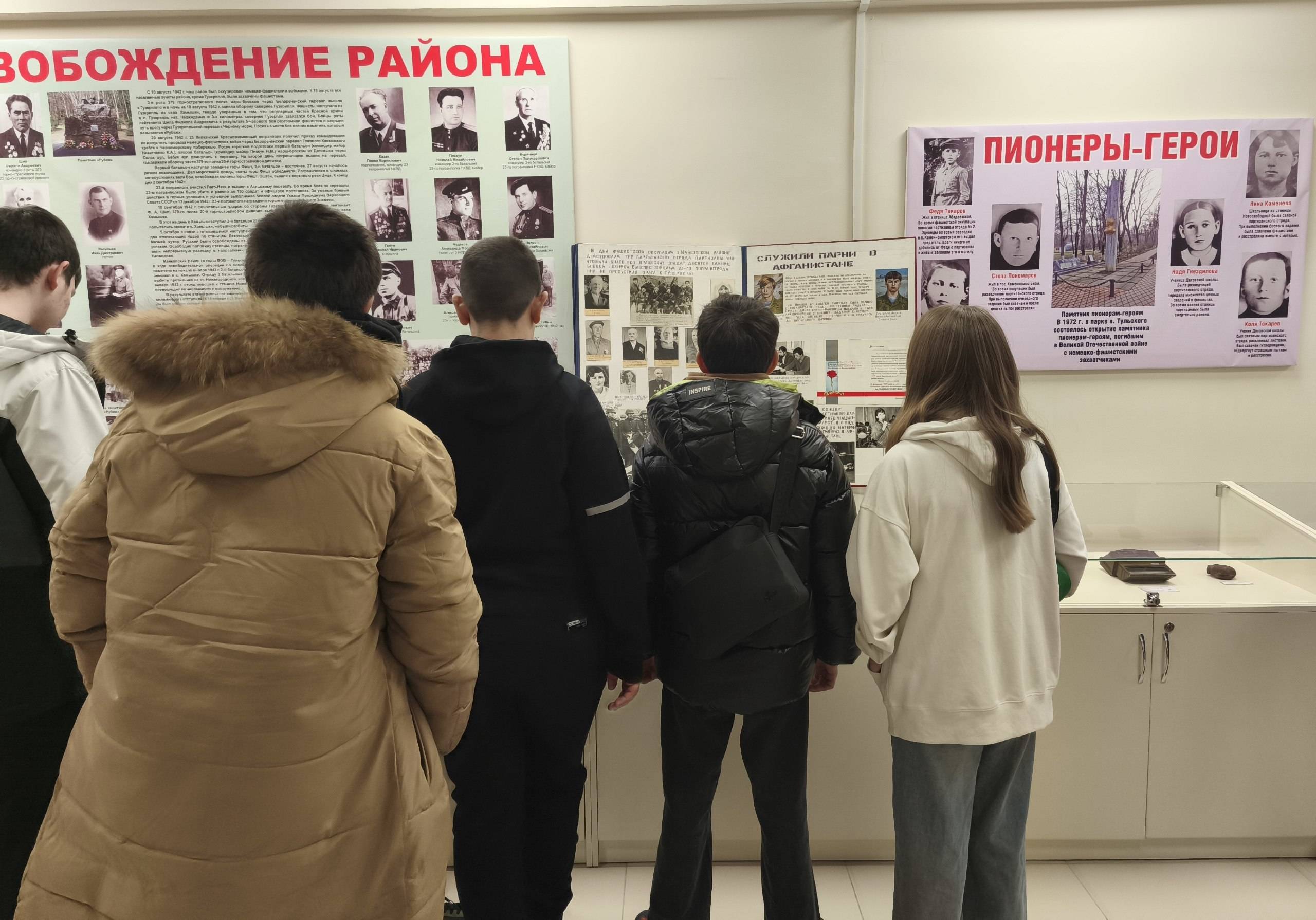 Информационная выставка «Служили парни в Афганистане»