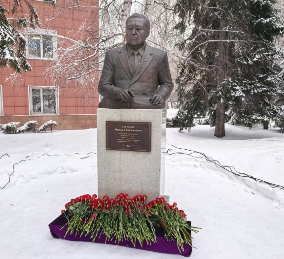 Почтили память Михаила Васильевича Карамаева. Сегодня, 12 марта, исполняется 97 лет со дня его рождения.