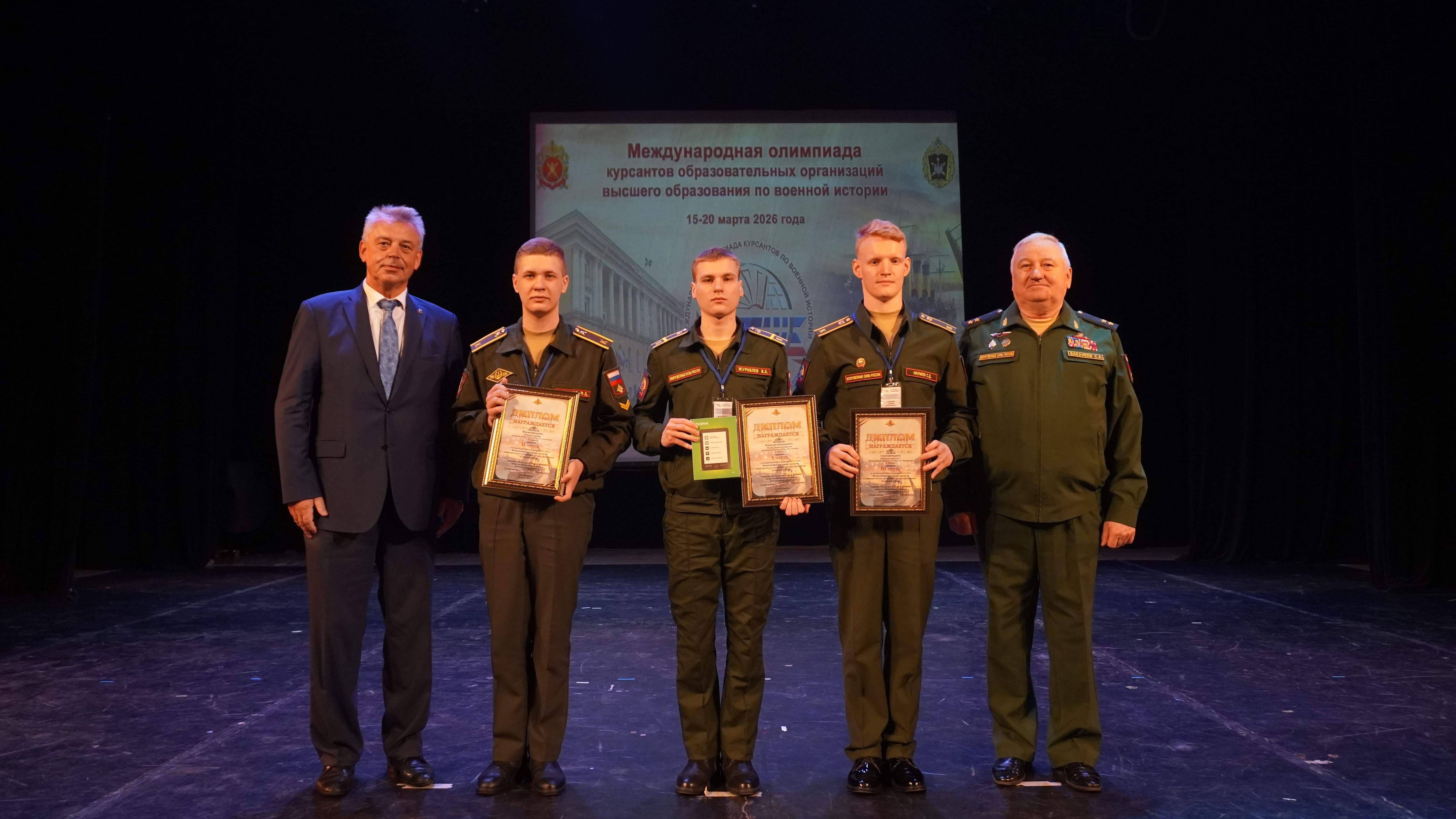 Председатель Санкт-Петербургского регионального отделения РВИО наградил курсантов
